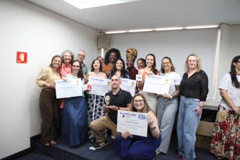 pessoas mostram certificados #paratodosverem
