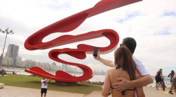 casal faz selfie no monumento de tomie otaki #paratodosverem