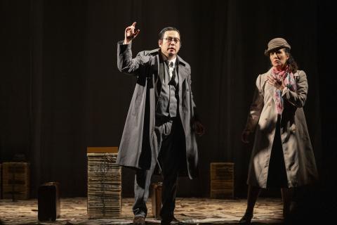 Peça será encenada neste sábado, às 19h, no Teatro Municipal. Fotos: divulgação dois atores em cena e um deles acena #paratodosverem