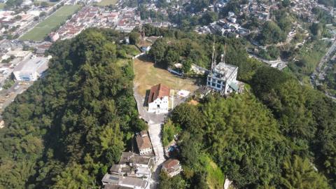 Projeto-piloto de soluções baseadas na natureza é desenvolvido no Monte Serrat - foto: arquivo/PMS imagem aerea de morro. #paratodosverem