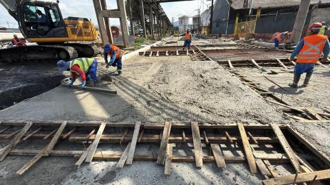 Trabalho incluiu materiais para garantir a estabilidade e a regularização do pavimento, seguida da concretagem da superfície. Fotos: divulgação operários atuando na obra #paratodosverem