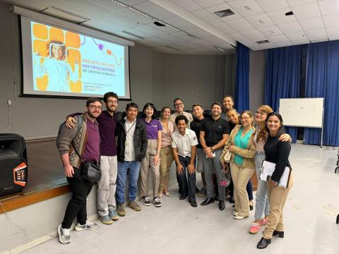 pessoas na sala de aula do curso #paratodosverem