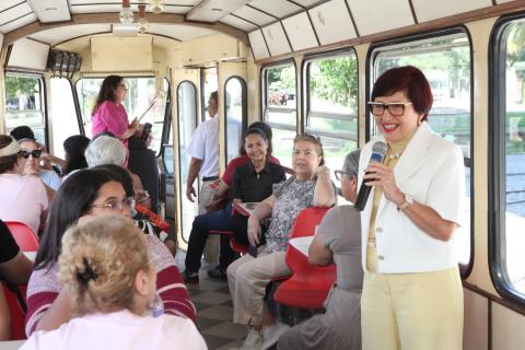 palestrante fala a mulheres no bonde #paratodosverem