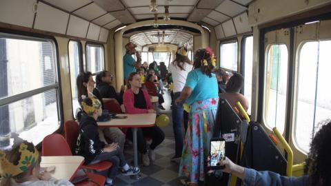 Bonde especial terá saídas às 14h, 15h e 16h, com embarque na Estação do Valongo. Foto: divulgação pessoas no bonde #paratodosverem