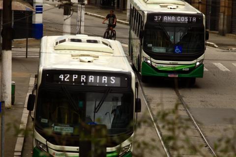 Gratuidade será válida nas linhas convencionais de ônibus municipais. Foto: Francisco Arrais ônibus andando na rua #paratodosverem