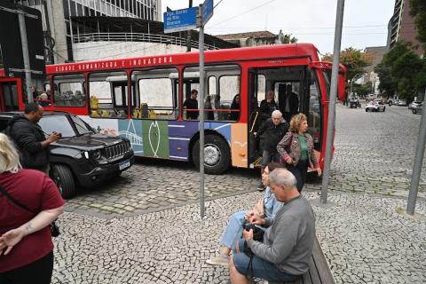 Neste domingo, Os ônibus sairão do Novo Quebra-Mar (José Menino) e do Gonzaga, na lateral do Atlântico Hotel. Fotos: Henrique Teixeira passageiros descendo do ônibus #paratodosverem