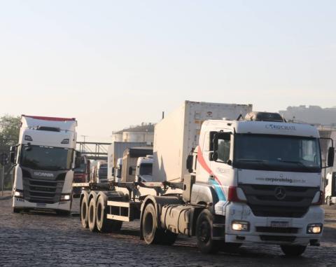 Avançaram tratativas para atender demandas relacionadas ao intenso fluxo de caminhões. Foto: arquivo caminhões circulando em via #paratodosverem