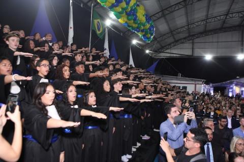 Jovens se formaram em iniciativas voltadas à preparação para o mercado de trabalho. Fotos: Carlos Nogueira formandos fazem juramento #paratodosverem