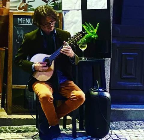 Gabriel Guedes se apresenta sábado, no Chorinho no Aquário. Fotos: divulgação rapaz toca violão em palco #paratodosverem