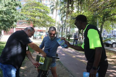 ciclista é parado e recebe panfleto #paratodosverem