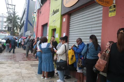 Candidatos vão disputar 17 cargos. Foto: Raimundo Rosa pessoas na fila para entrar em concurso #paratodosverem