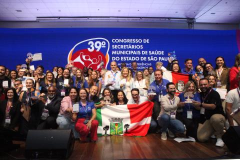 Santos foi reconhecida por dois trabalhos inscritos. Fotos: Carlos Nogueira e Paulo Rocha premiados se reúnem no palco #paratodosverem