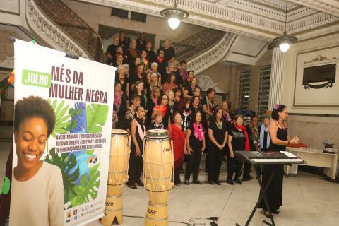Apresentação incluiu estudos sobre a cultura africana, aprendizado de dialetos, técnicas de afinação e interpretação. Fotos: Raimundo Rosa pessoas cantando no paço #paratodosverem