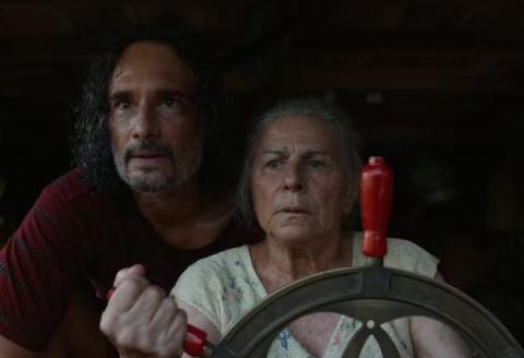 Filme O Último Azul é a atração da cerimônia de abertura, no Teatro Guarany. Foto: divulgação homem e mulher em cena de o ultimo azul #paratodosverem