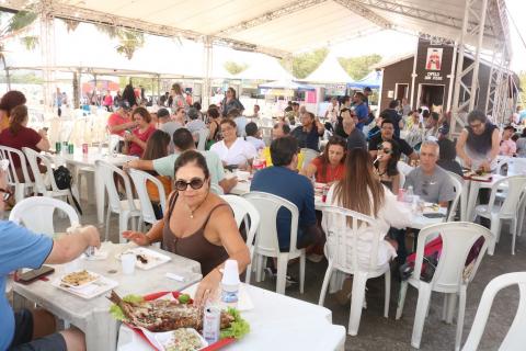 Festa valoriza a tradição gastronômica e a identidade cultural da Ilha Diana. Fotos: Raimundo Rosa pessoas comendo na festa #paratodosverem