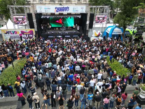pessoas em frente a palco #paratodosverem