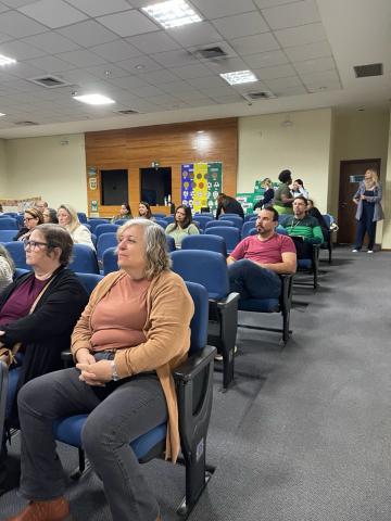 Foram discutidos temas relacionados aos direitos de crianças e adolescentes nos ambientes digitais e outros assuntos. Fotos: divulgação pessoas assistem a palestra #paratodosverem