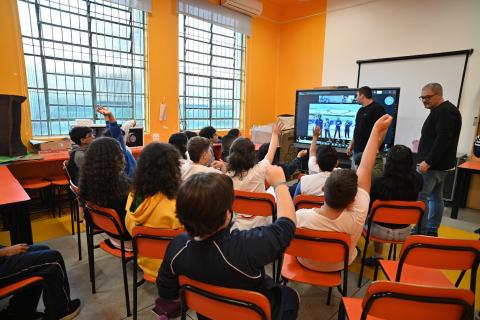 alunos assistem a transmissão #paratodosverem