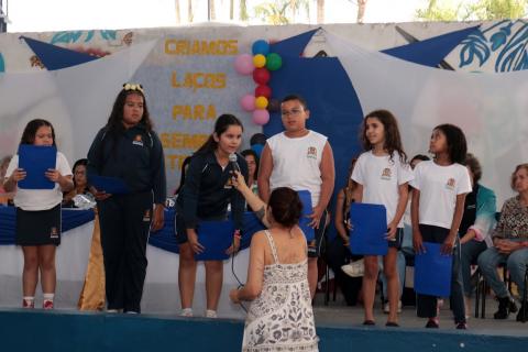 Seis alunos foram escolhidos pelos próprios colegas para receber a homenagem. Fotos: Francisco Arrais crianças são homenageadas #paratodosverem