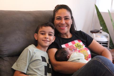 mulher abraça bebe e o filho #paratodosverem