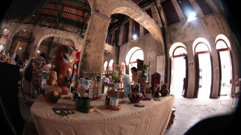 mulher olha produtos em barraca #paratodosverem