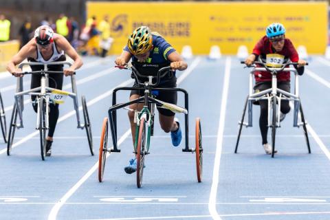 Felipe Costa fez marca impressionante nos 100m. Foto: CPB Divulgação Felipe Costa competindo. #Paratodosverem