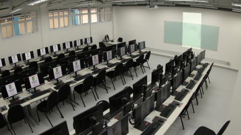 A partir de 28 de julho, o Campus Santos oferecerá os primeiros cursos. Fotos: Francisco Arrais sala de aula vazia #paratodosverem