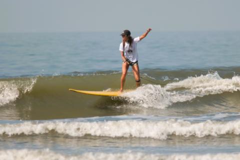 Tati Gomes é uma das participantes do evento. Foto: Francisco Arrais Surfista nas ondas do Novo Quebra-Mar. #Paratodosverem