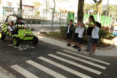 Minicidade reproduz sinalização e movimento das ruas - fotos: Francisco Arrais e divulgação crianças fazem sinal de trânsito na Minicidade. #paratodosverem
