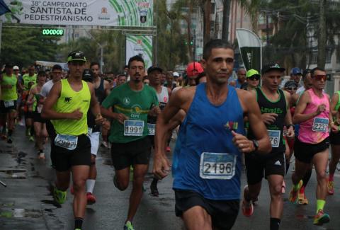 A etapa final teve largada e chegada junto à Praça das Bandeiras. Foto: Francisco Arrais Largadado Santista de Pedestrianismo. #Paratodosverem,