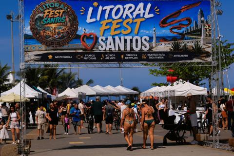 Iniciativa contribui para fortalecer o Novo Quebra-Mar e fortalecer pequenos empreendedores. Fotos: Francisco Arrais Pessoas chegando na feira #paratodosverem