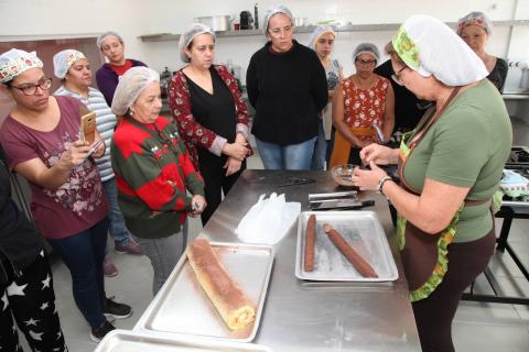 Cursos de padaria artesanal e pizza oferecem 50 vagas. Foto: Marcelo Martins/arquivo mulheres observam professora em curso #paratodosverem