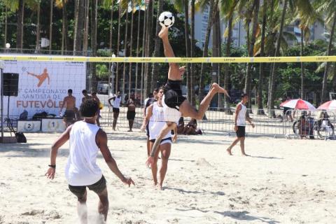 Futevôlei é um dos três esportes no evento. Foto: Marcelo Martins Jogadores de futevôlei na praia. #Paratodosverem