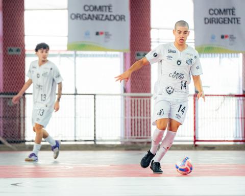 Futsal sub21 foi bicampeão com Samuel sendo o artilheiro. Foto: Felipe Benedito/ Divulgação Fupes jogador de futsal de Santos nos Regionais. #paratodosverem
