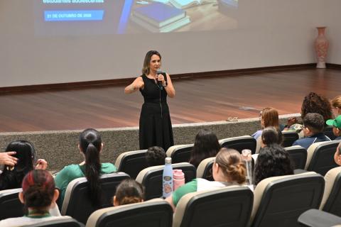 Conversa abordou temas como organização da rotina de estudos, estratégias de aprendizagem, frequência escolar. Fotos: Henrique Teixeira alunos assistem professora #paratodosverem