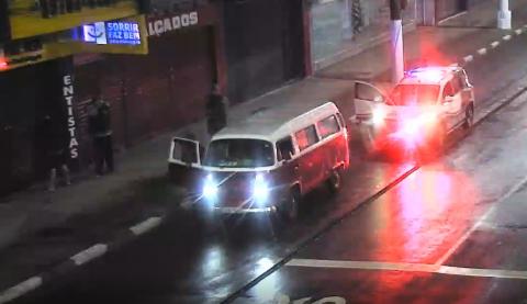 Suspeitos estavam em Kombi já monitorada pelo CCO por ser associada a furtos. Foto: reprodução viatura parada ao lado de kombi #paratodosverem