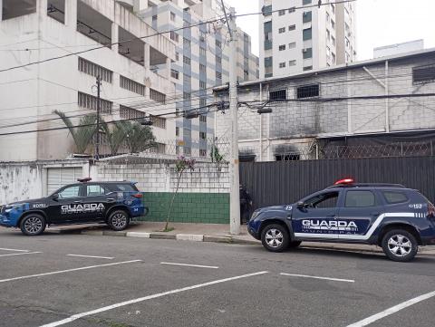 Suspeito é acusado de tentar furtar em imóvel desocupado. Foto: divulgação viaturas paradas na frente de imóvel furtado #paratodosverem