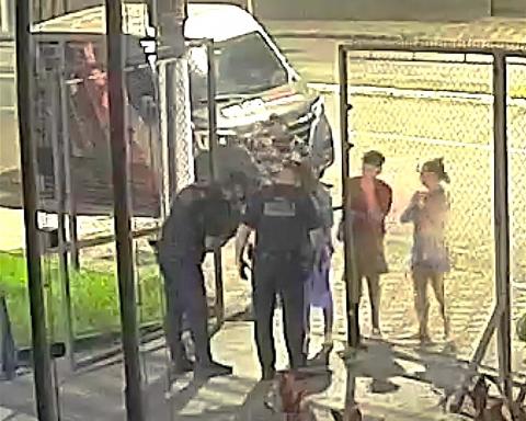 Reprodução de vídeo do momento do salvamento. Guarda Municipal realiza procedimento. #Paratodosverem