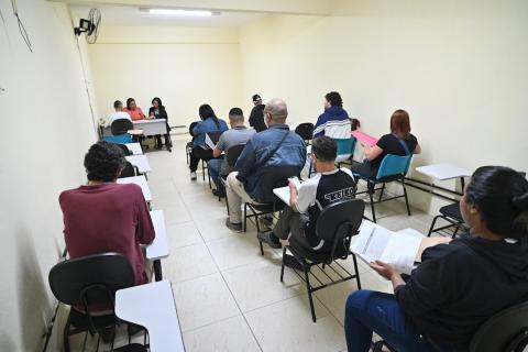 Candidatos foram em busca das 157 vagas disponíveis - fotos: Henrique Teixeira pessoas sentadas em prova seletiva de emprego. #paratodosverem