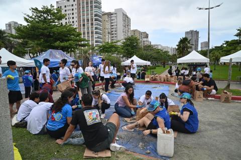 Ação reuniu mais de 300 pessoas. Foto: Henrique Teixeira Dia Mundial da Limpeza em Santos. #paratodosverem