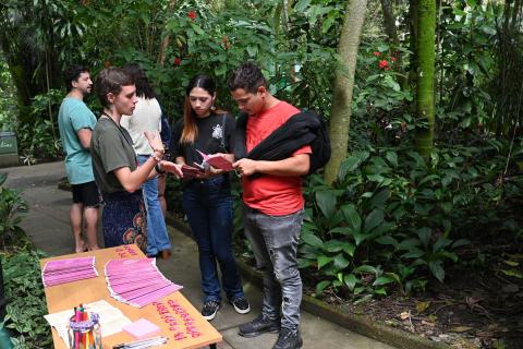 Visitantes do parque receberam folhetos e laços cor-de-rosa - fotos: Henrique Teixeira pessoas conversam no orquidário. #paratodosverem