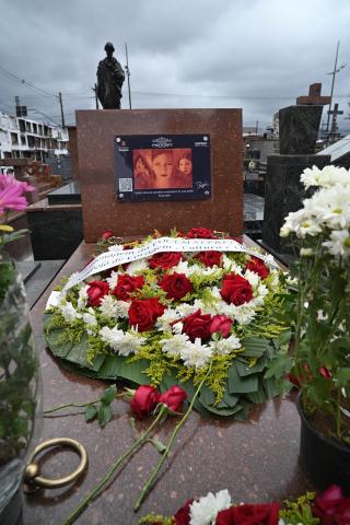 Jazigo de mármore fica logo na entrada do Cemitério da Filosofia - fotos: Henrique Teixeira Jazigo com coroa de flores. #paratodosverem