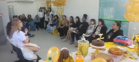 Agosto Dourado terá novas ações de orientação às gestantes e lactantes. Foto: Patrícia Fagueiro enfermeira orienta gestantes em relação à amamentação #paratodosverem