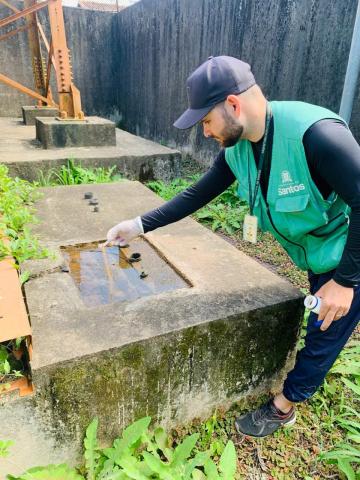 Mutirão da semana será em Monte Cabrão. Foto: Divulgação agente de combate a endemia avalia potencial criadouro #paratodosverem