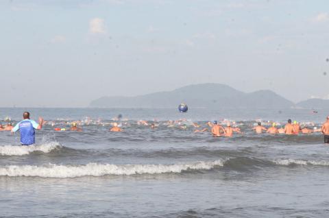 Próxima etapa da competição será em 12 de abril. Fotos: Carlos Nogueira e divulgação nadadores se lançam ao mar #paratodosverem