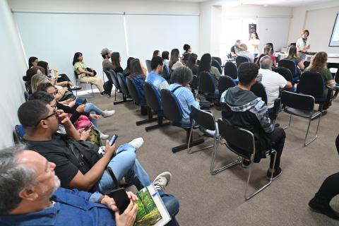 Ao todo, aproximadamente 150 servidores participaram de três capacitações. Fotos: Henrique Teixeira novos servidores assistem palestra #paratodosverem