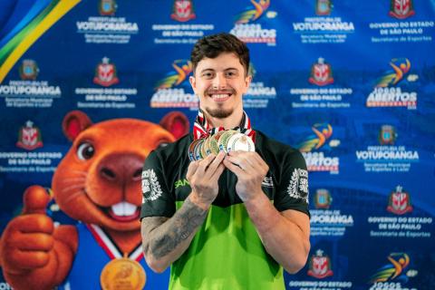 Rodrigo Sampaio garantiu 7 medalhas. Foto: Fabrício Caldeira/ Fupes Rodrigo Sampaio e as medalhas. #Paratodosverem