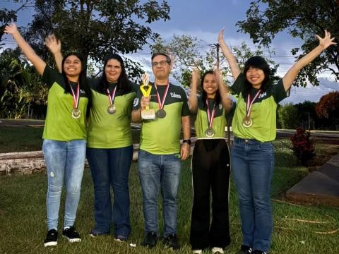O xadez feminino foi destaque com o pentacampeonato. Foto: Divulgação Equipe de xadrez campeã. #Paratodosverem