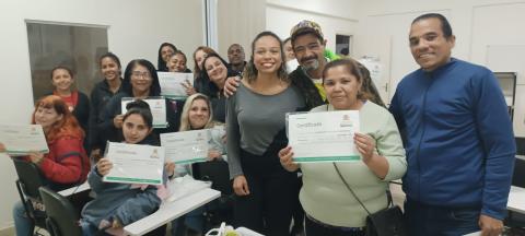 Em 2026, 55 pessoas de diferentes faixas etárias já participaram da Jornada do Emprego. Foto: divulgação pessoas mostram certificados #paratodosverem