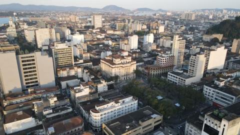 Avaliação conta com 104 indicadores voltados especificamente para o desempenho de serviços urbanos e qualidade de vida. Fotos: Eduardo Matla e divulgação visão aérea do centro #paratodosverem
